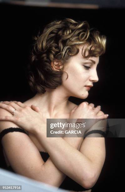 La chanteuse française Patricia Kaas sur le tournage de son clip 'entrer dans le lumière' en mars 1993 à Paris, France.