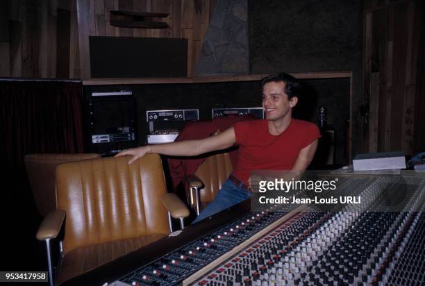 Acteur et chanteur espagnol Miguel Bosé dans un studio d'enregistrement en 1976.