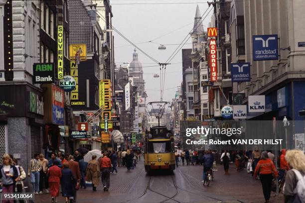 Rue commerçante en octobre 1983 à Amsterdam aux Pays-Bas.