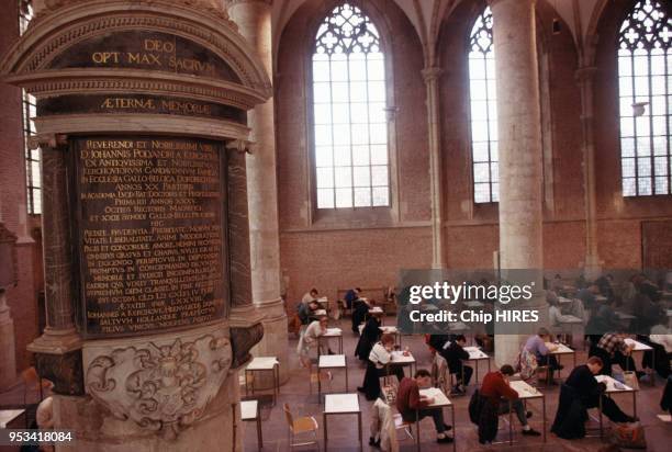 Salle de classe dans une chapelle à l'université de Leyde en décembre 1988 en Hollande.