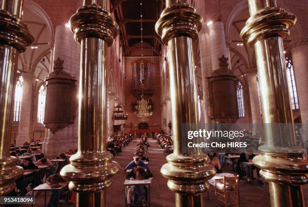 Salle de classe dans une chapelle en décembre 1988 à Leyde en Hollande.