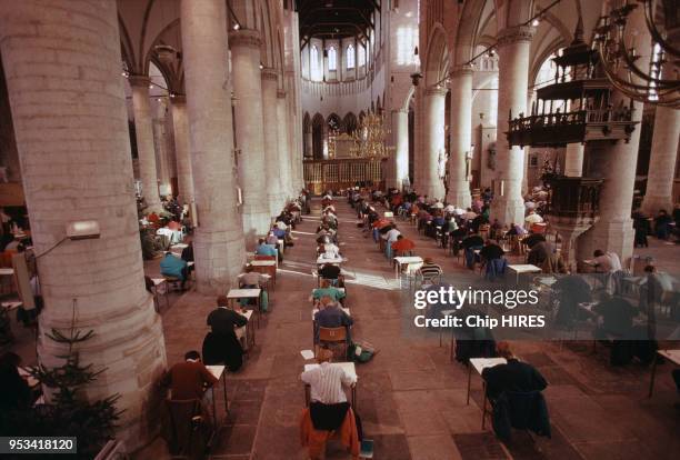 Salle de classe dans une chapelle en décembre 1988 à Leyde en Hollande.