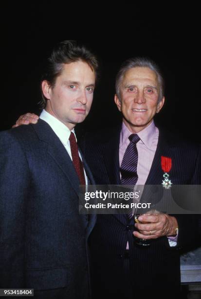 Michael Douglas et son père Kirk Douglas qui vient de recevoir la Légion d'honneur des mains du ministre de la culture Jack Lang, le 4 mars 1985,...