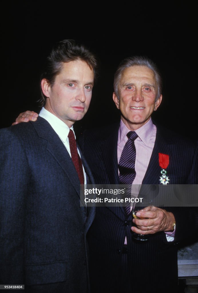 Kirk Douglas reçoit la Légion d'honneur en 1985