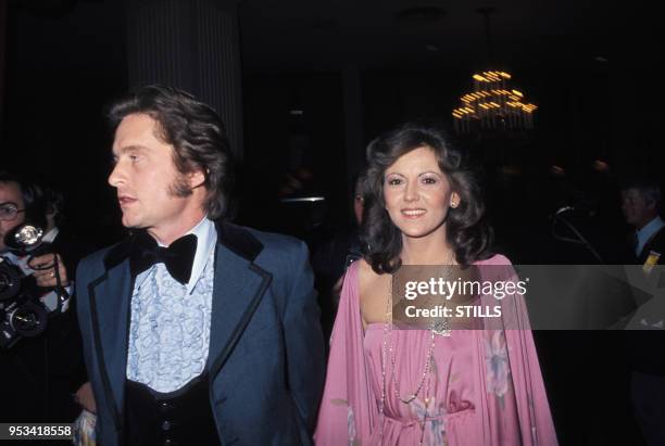 Michael Douglas et sa compagne Brenda Vaccaro dans les années 70, France. Circa 1970.