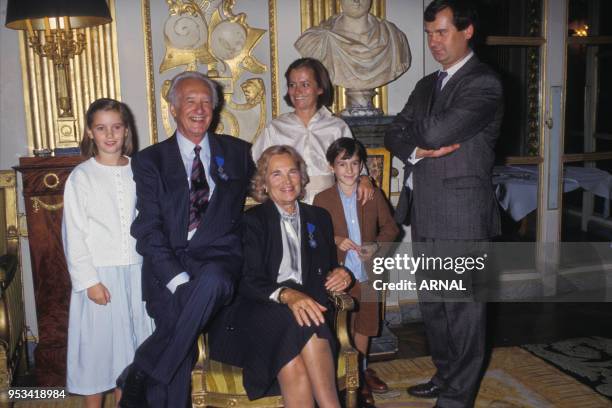 Maritie et Gilbert Carpentier recoivent une décoration des mains du ministre François Léotard en septembre 1988 à Paris, France.