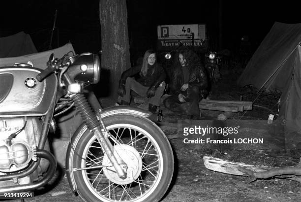 Une moto BMW et le campement des motards du club 'Les Elephants' lors de leur rassemblement annuel près du circuit du Nürburgring en Bavière en...