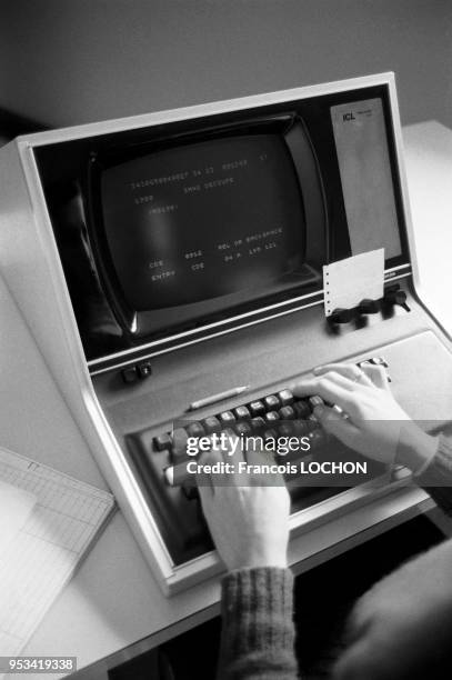 Service informatique de facturation et de gestion dans une usine de meubles en décembre 1976, France.