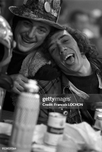 Bière et boissons chaudes lors du rassemblement annuel des motards du club 'Les Elephants' près du circuit du Nürburgring en Bavière en février 1975...