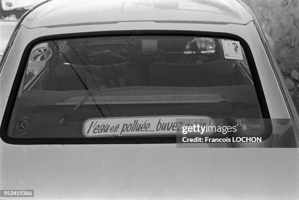 Autocollant en faveur de la consommation de vin sur un pare-brise en Champagne en 1975, France.