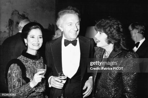 Marie-José Nat avec Jean-Pierre Cassel et son épouse lors d'un dîner au restaurant 'La Tour d'Argent' le 28 octobre 1982 à Paris, France.