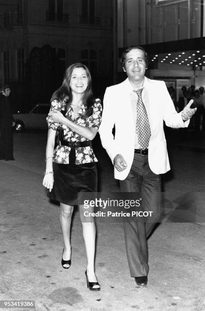 Nicole Calfan et Jean Yanne arrivent à une première le 7 septembre 1973 à Paris, France.