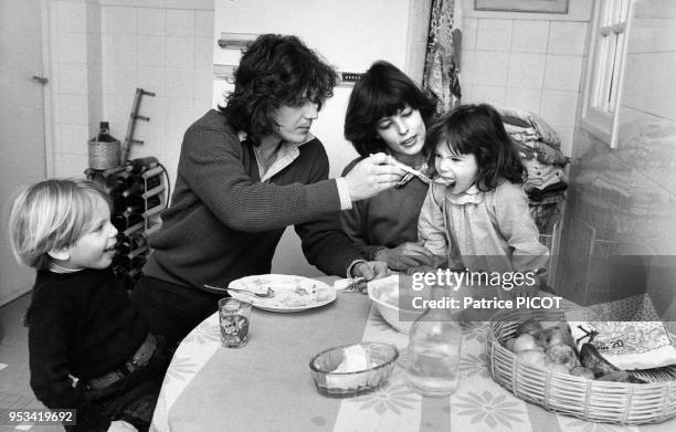 Gérard Lenorman en famille avec sa femme caroline et leurs deux enfants dans sa maison en Normandie le 1er mars 1979, France.