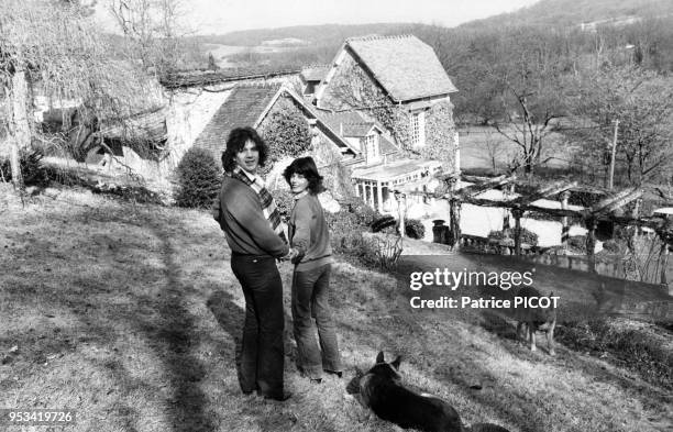 Gérard Lenorman avec sa femme caroline et leur chien dans leur maison en Normandie le 1er mars 1979, France.