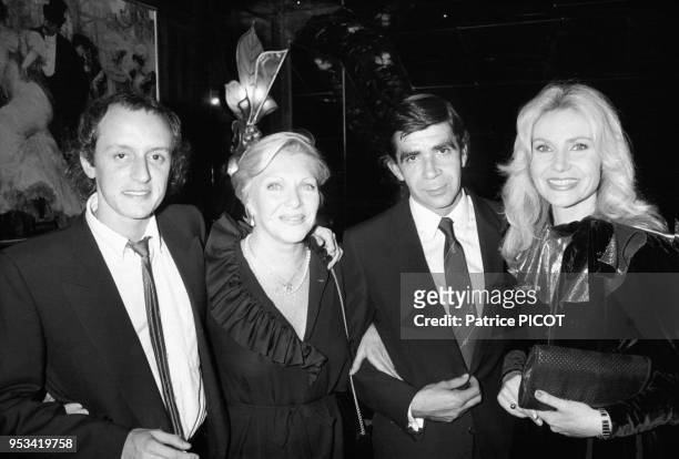 Michèle Torr en compagnie de Didier Barbelivien, Line Renaud et de son mari Jean Vidal à l'Olympia à Paris le 2 décembre 1982, France.