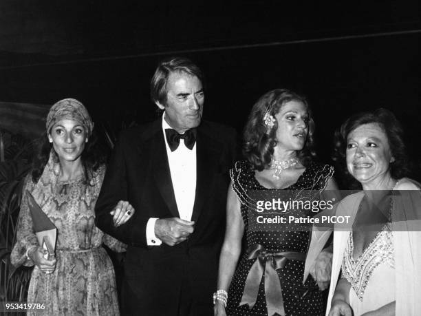 Régine et Gregory Peck lors d'une soirée à Monte Carlo durant l'été 1974, Monaco.
