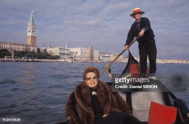 Ira de Furstenberg sur une gondole à venise en mars 1989, Italie.