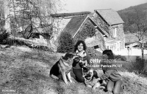 Gérard Lenorman avec sa femme caroline et leur chien dans leur maison en Normandie le 1er mars 1979, France.