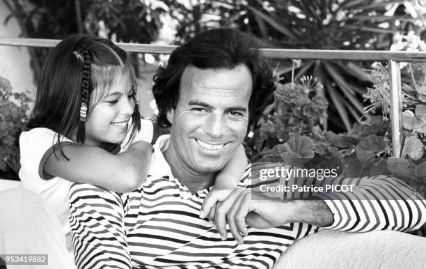 Juilio Iglesias en vacances à Palma de Majorque avec sa fille Chabeli Iglesias le 11 aout 1980, espagne.