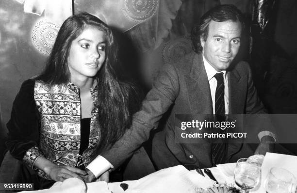Julio Iglesias et sa compagne Vaitiare Bandera en le 6 octobre 1982 à Paris, France.