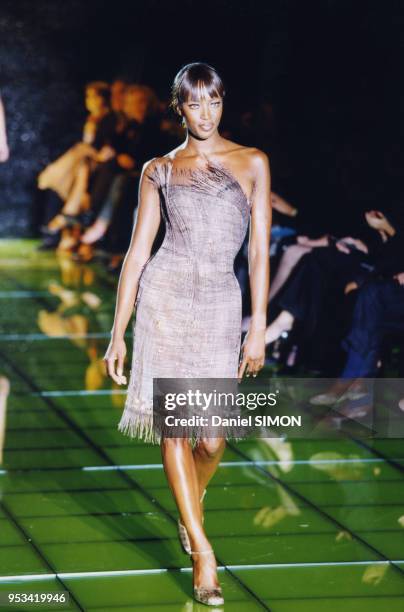 Naomi Campbell lors du défilé Haute-couture Printemps-Eté 1999 de la maison Versace en janvier 1999 à Paris, France.