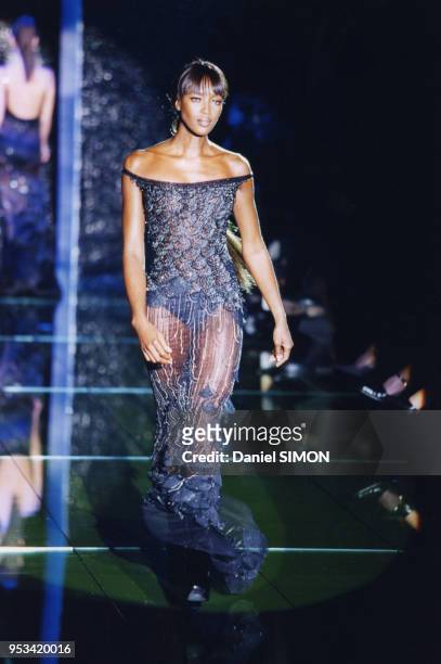 Naomi Campbell lors du défilé Haute-couture Printemps-Eté 1999 de la maison Versace en janvier 1999 à Paris, France.).