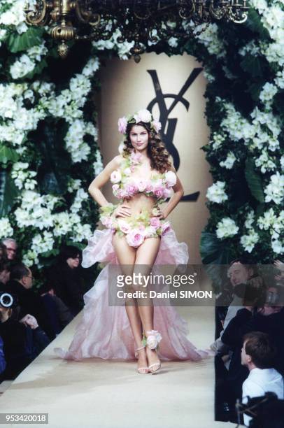 Laetitia Casta lors du défilé Saint Laurent Haute-couture Printemps-Eté 1999 en janvier 1999 à Paris, France.