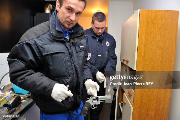 La police de la BAC départementale du 93 et du Commissariat de Saint Ouen démentèle un trafic de drogue dans une cité sensible. Des policiers...