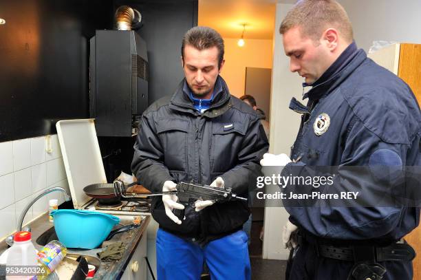 La police de la BAC départementale du 93 et du Commissariat de Saint Ouen démentèle un trafic de drogue dans une cité sensible. Des policiers...