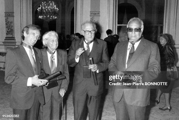 Elie Wiesel, Joris Ivens, Federico Fellini et Yachar Kemal décorés par le président François Mitterrand à l'Elysée le 9 mai 1984 à Paris, France.