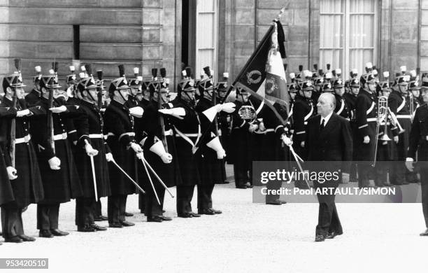 Alain Poher entre à l'Elysée pour prendre ses fonctions de président de la République par intérim après la mort de Georges Pompidou le 5 avril 1974 à...
