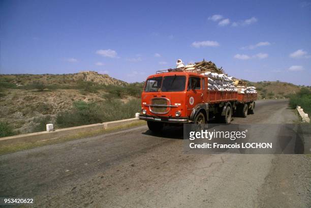 Un camion transporte des sacs de nourriture apportés par l'aide humanitaire sur la route entre Massawa et Mekele en mars 1988 en Ethiopie.