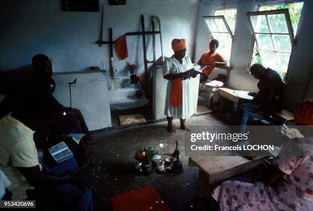 Des habitants dans leur maison lors de l'invasion de l'île de Grenade aux Antilles par la coalition américaine en novembre 1983 à Grenade.