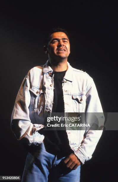 Jamel Debbouze sur scène en avril 2000 à Paris, France.