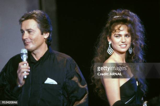 Alain Delon et sa nouvelle compagne Rosalie van Breemen lors d'une émission de télévision ou le comédien chante, Paris,octobre 1987, France.