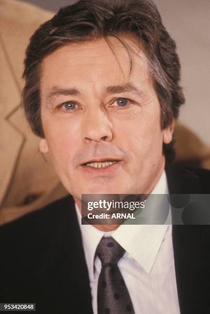 Portrait de Alain Delon lors d'une émission de télévision sur Antenne 2 en décembre 1988 à Paris, France.