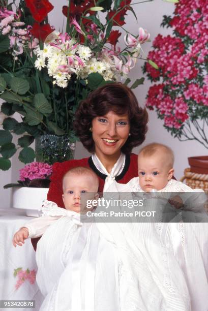 Denise Fabre chez elle avec ses filles jumelles Olivia et Elodie le 9 septembre 1980, Paris, France.