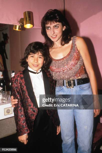 Liane Foly félicite la chanteuse française Fanny Biascamano dans sa loge à l'Olympia en septembre 1989, Paris, france.