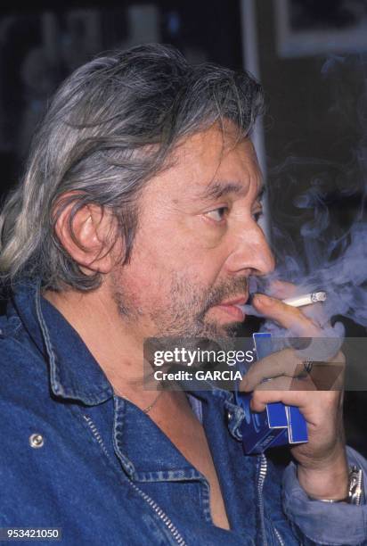 Serge Gainsbourg reçoit un disque de platine en septembre 1988 à Paris, France.