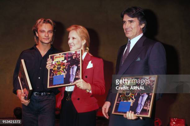 David Hallyday reçoit un Disque d'Or en présence de sa mère Sylvie Vartan et de Tony Scotti en janvier 1989 à Paris, France.