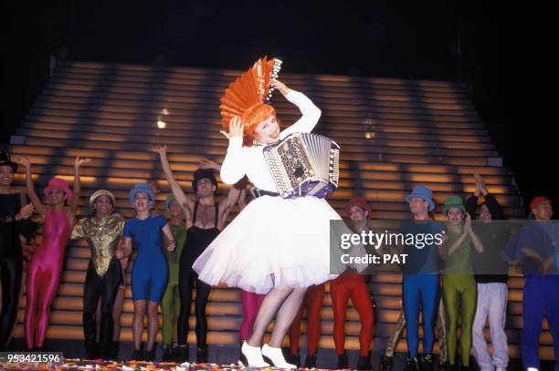 Accordéoniste Yvette Horner habillée par Jean Paul Gaultier sur scène au Casino de Paris en décembre 1990, France.