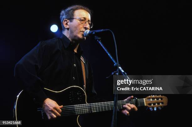 Le chanteur Idir en concert au festival du Printemps de Bourges en avril 2000, France.
