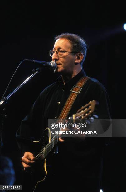 Le chanteur Idir en concert au festival du Printemps de Bourges en avril 2000, France.