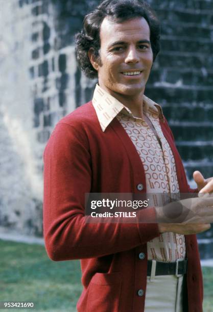Portrait du chanteur espagnol Julio Iglesias, circa 1980.
