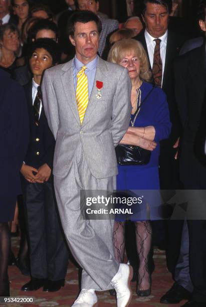 Jean-Paul Goude, accompagné de son fils, est décoré de la Légion d'Honneur en septembre 1991 à Paris, France.