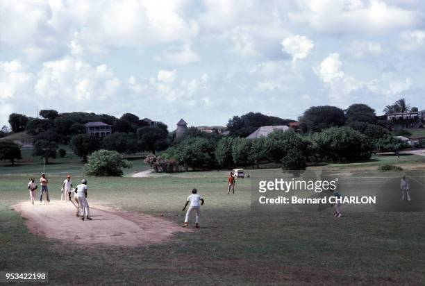 Joueurs de baseball en août 1981 sur l'île Moustique à Saint-Vincent-et-les Grenadines.