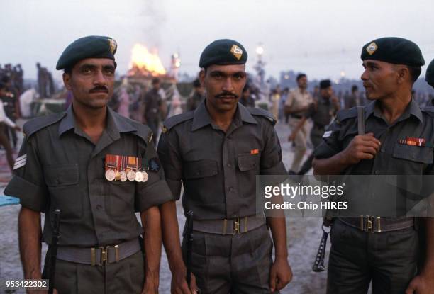 Des militaires patrouillent après les obsèques d'Indira Gandhi, la Premier ministre assassinée, le 3 novembre 1984 à New Delhi, Inde.