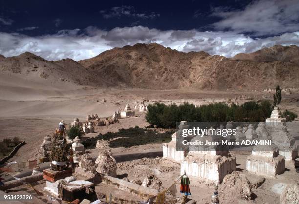 Stûpa devant la forteresse de Leh en décembre 1975 dans la région de Ladakh en Inde.