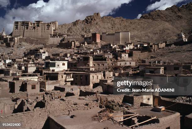 Toits des habitations en décembre 1975 à Leh, Inde.