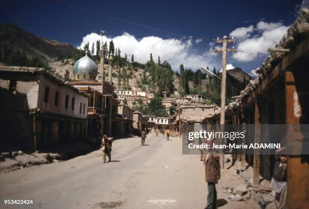 Ville majoritairement musulmane et mosquée en décembre 1975 à Kargil, Inde.